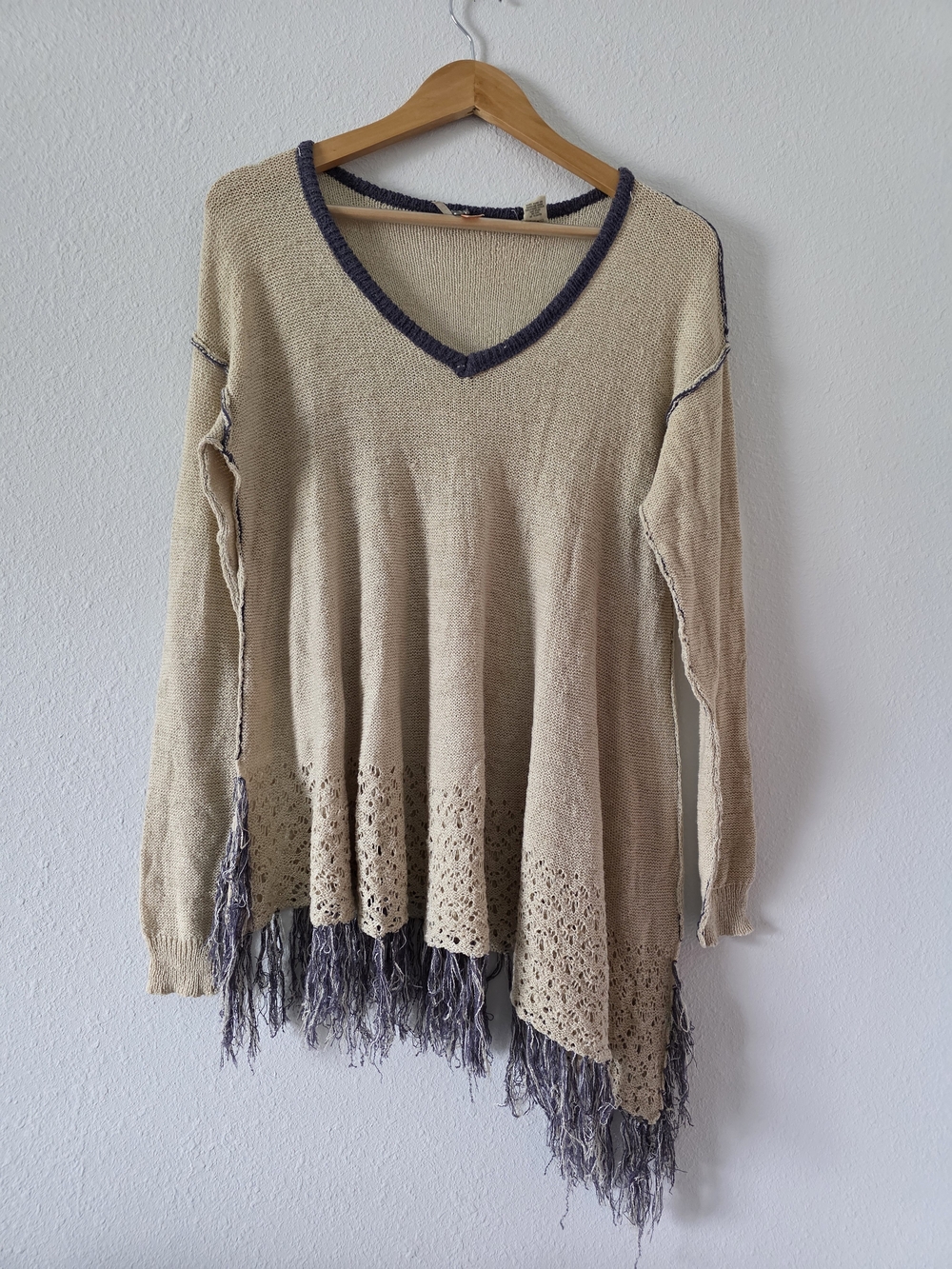 gimmicks by BKE Beige V-Neck Fringe Knit Pullover with Gray Trim